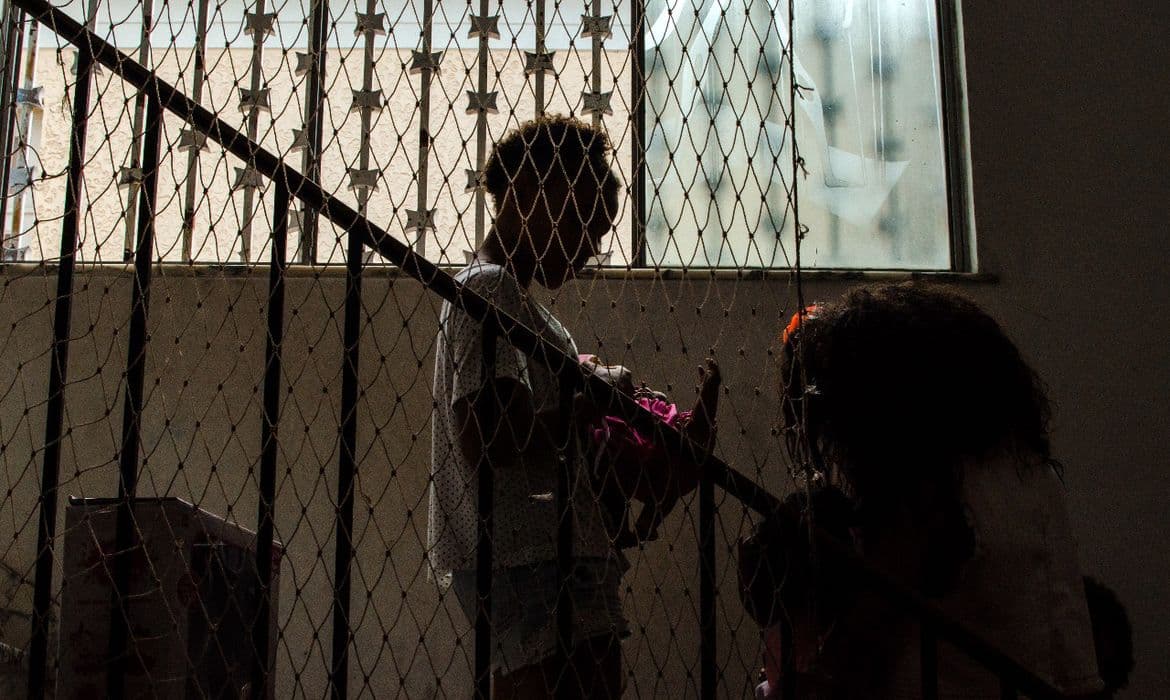 Rio: 74% de crianças e jovens ficam menos de 18 meses em abrigos