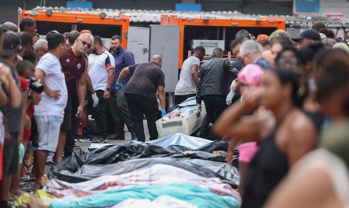 Moradores acham 60 corpos após ação policial; vítimas podem chegar a 130