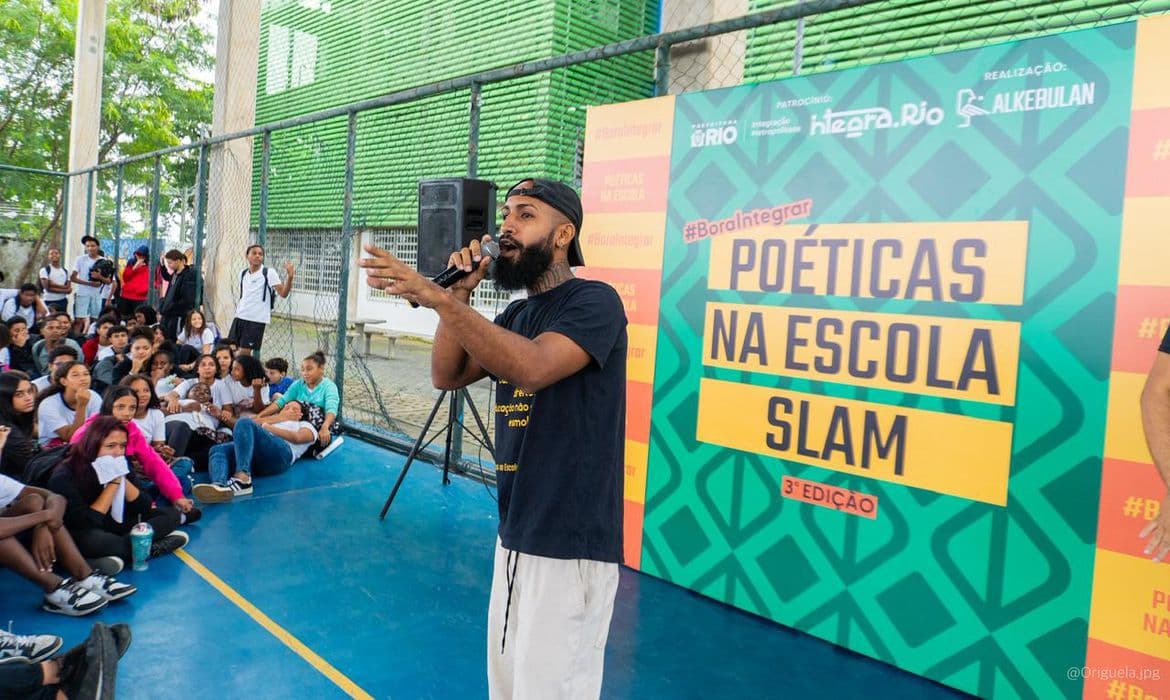 Slam chega a escolas do Rio para estimular leitura e expressão de jovens