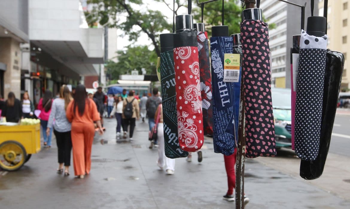 SP: Frente fria chega na segunda com fortes chuvas e rajadas de vento