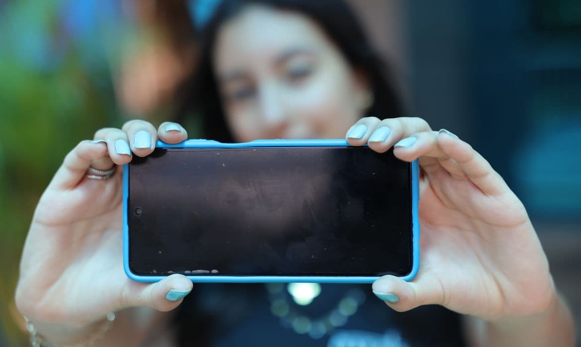 Uso de internet por adolescentes em escolas cai de 51% para 37% em 2025