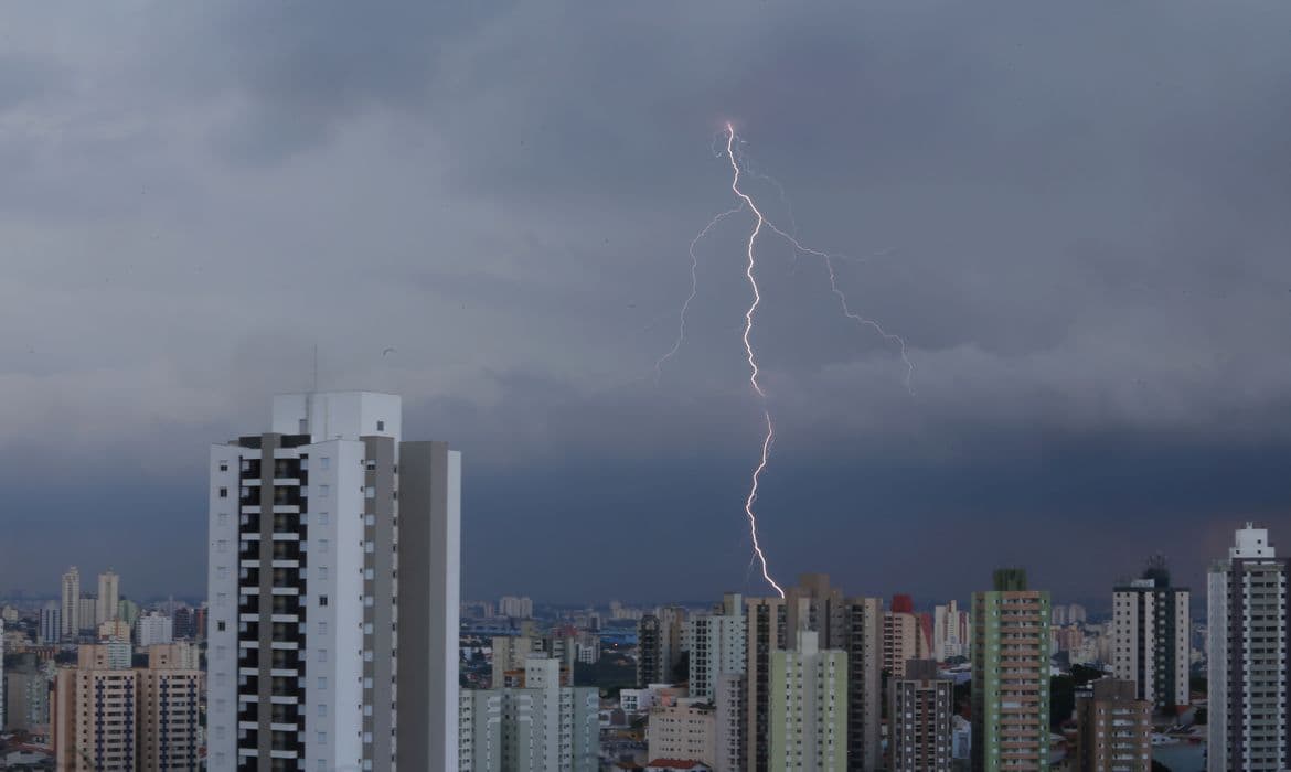 Ventos fortes causam desabamentos em SP: 11 feridos em Ribeirão Preto e Santos