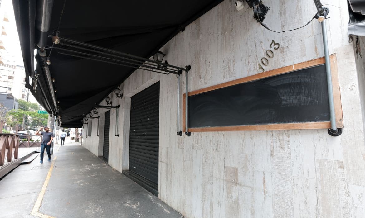 Vigilância Sanitária DF interdita bebidas em mercados por caso Hungria