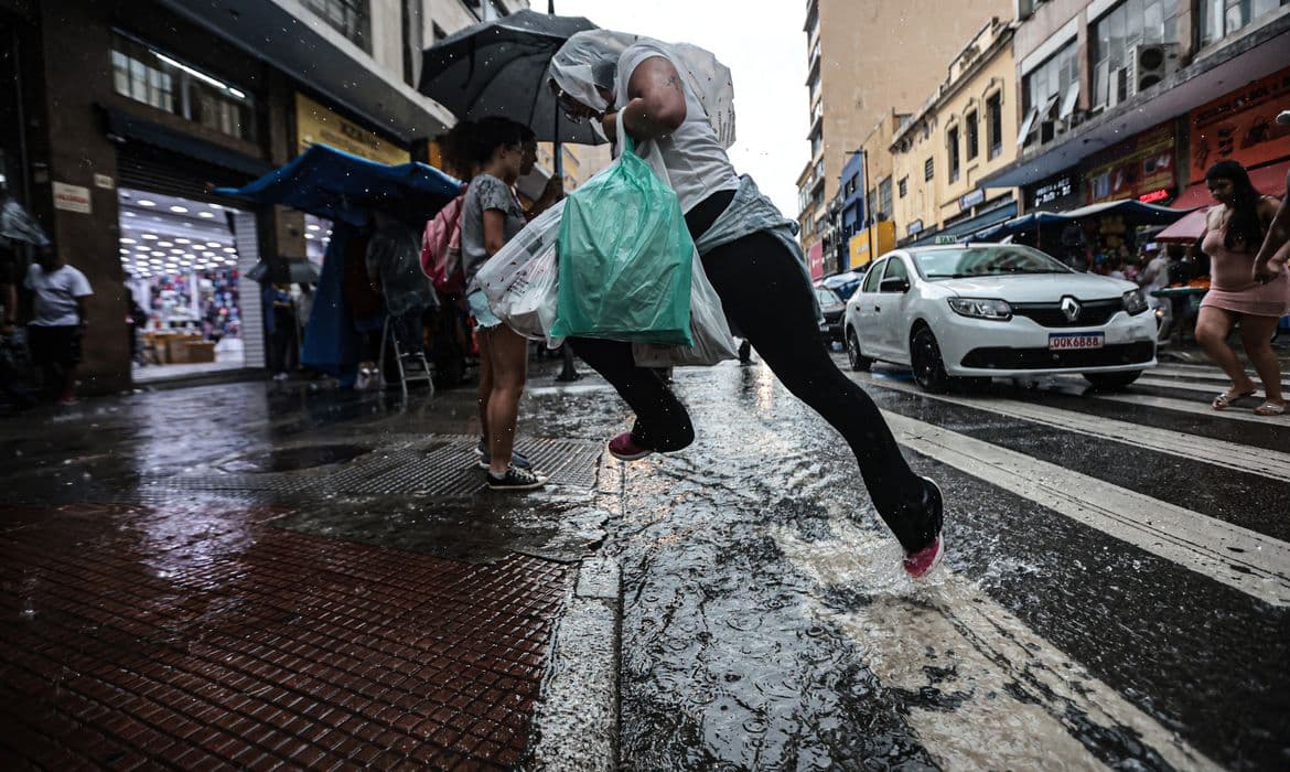 Alerta: Ciclone extratropical traz ventos de 115 km/h para SP e Sul