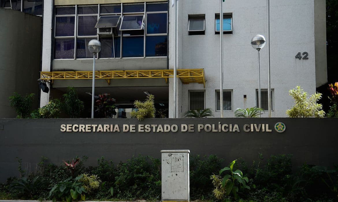 Aluno de 12 anos baleado em escola da Maré durante ação policial