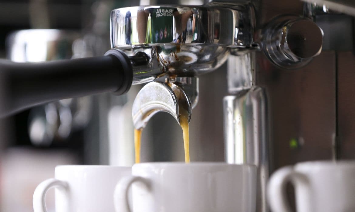 Café diário reduz 39% o risco de recorrência de arritmia cardíaca, diz estudo