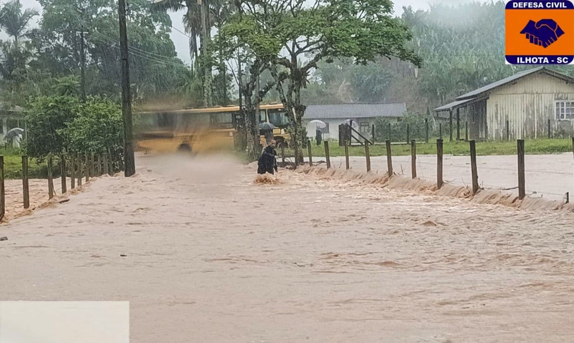 Chuvas torrenciais inundam Norte de SC; 22 resgatados em Luiz Alves