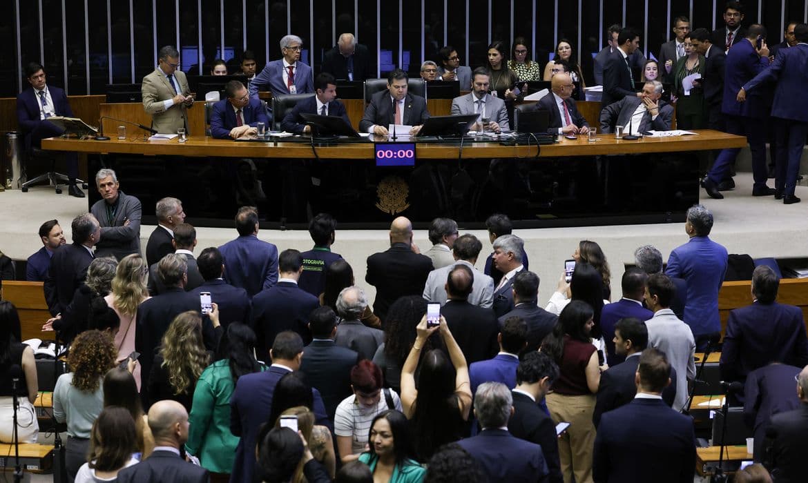 Congresso derruba 56 vetos de Lula e flexibiliza licenciamento ambiental