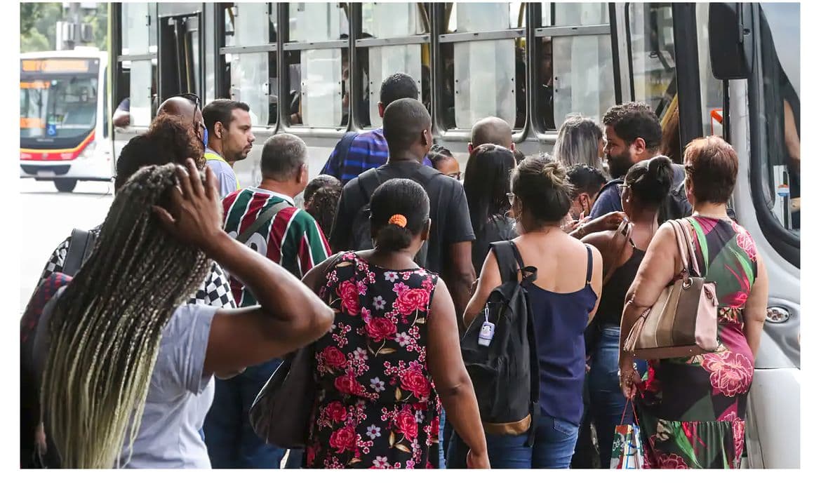 Desemprego de longa duração cai 17,8% no Brasil, aponta IBGE