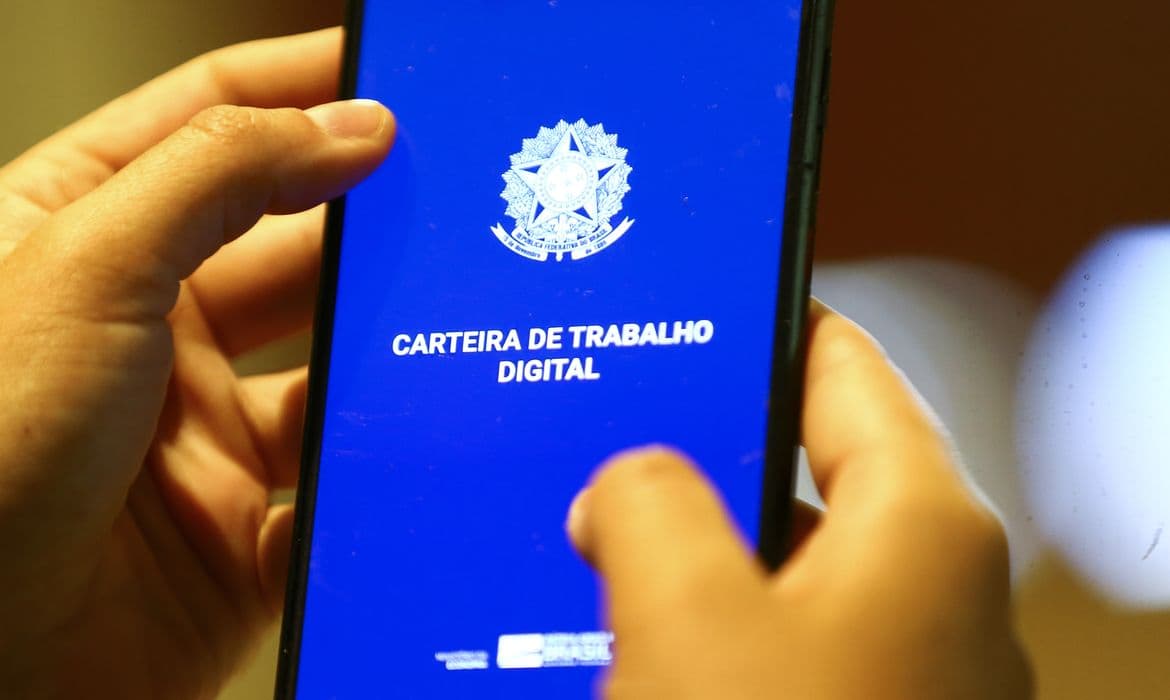 Desemprego no Brasil cai para 5,4%, menor desde 2012; renda e formalização batem recordes