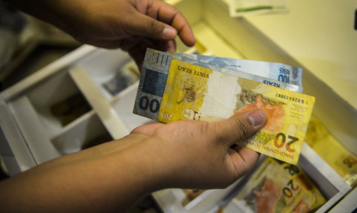 Economia cresce 0,1% no 3º trimestre; juro alto freia consumo