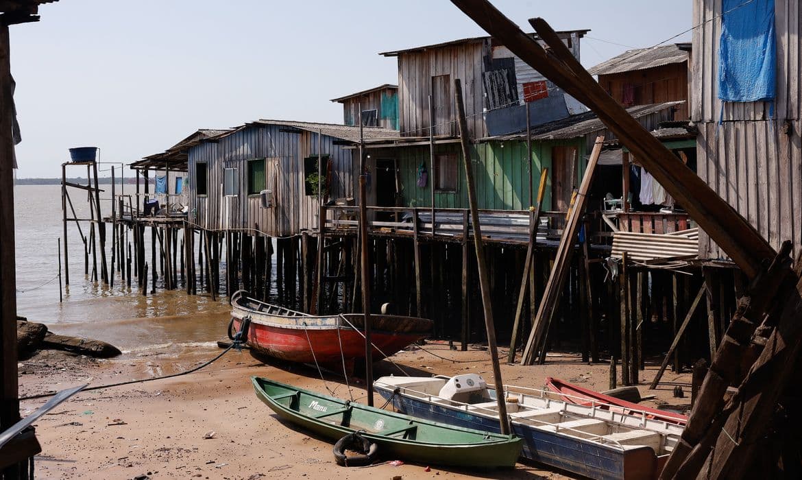 Em Belém, palafitas da Vila da Barca expõem racismo ambiental na COP30