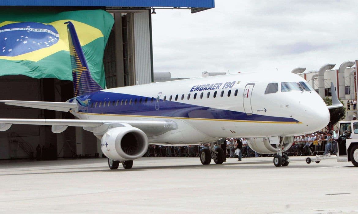 Embraer recebe R$ 1 bi do BNDES para impulsionar exportação de aviões