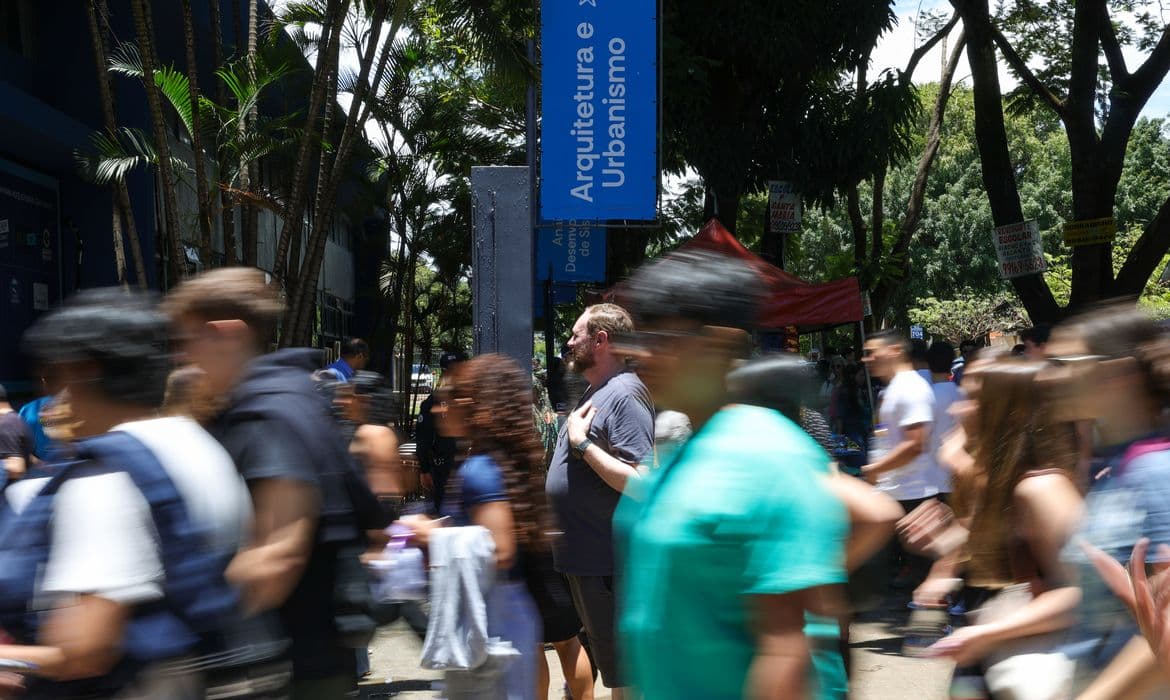 Enem 2025: Primeiro dia tem 27% de abstenção e ministro vê prova “tranquila”