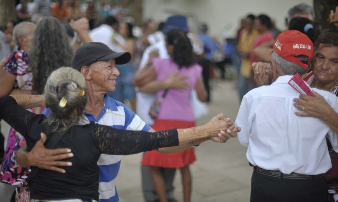 IBGE: Expectativa de vida no Brasil alcança recorde de 76,6 anos