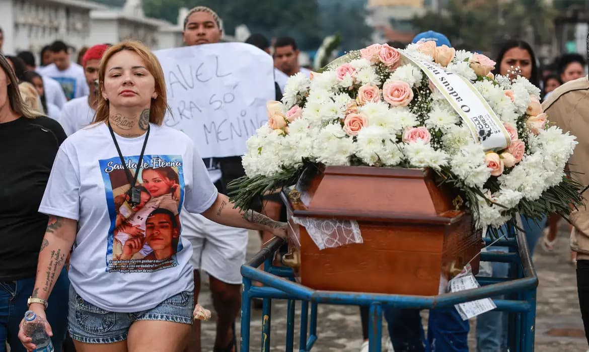 Últimos corpos de operação no Rio deixam IML; famílias denunciam execuções