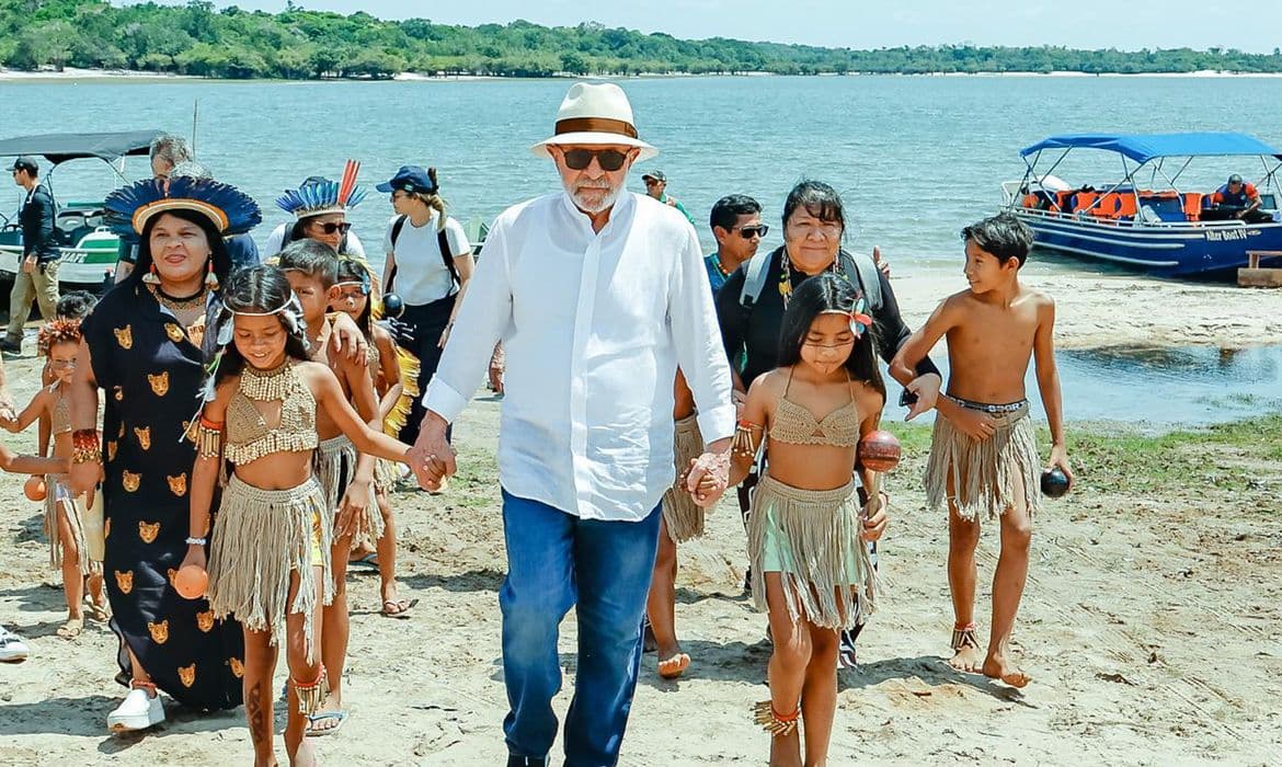 Lula promete energia para 4,3 mil famílias e anuncia universidade indígena
