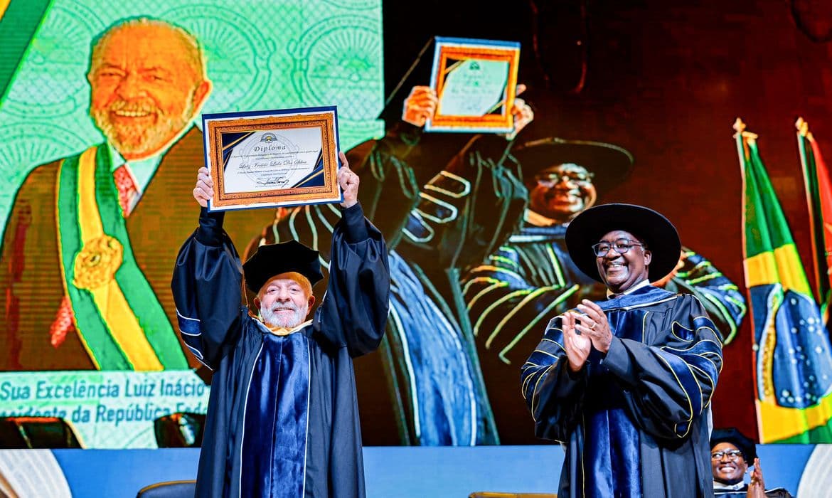 Lula recebe Doutor Honoris Causa em Moçambique por cooperação educacional