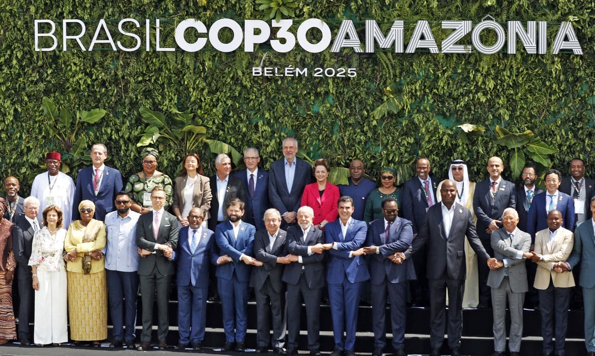 Lula se reúne com líderes na COP30 e discute fundo de florestas tropicais