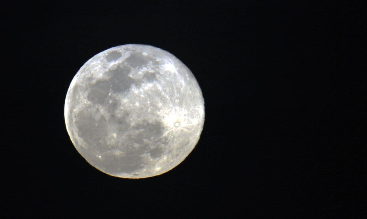 Maior e mais brilhante superlua de 2025 será visível no Brasil por 3 dias