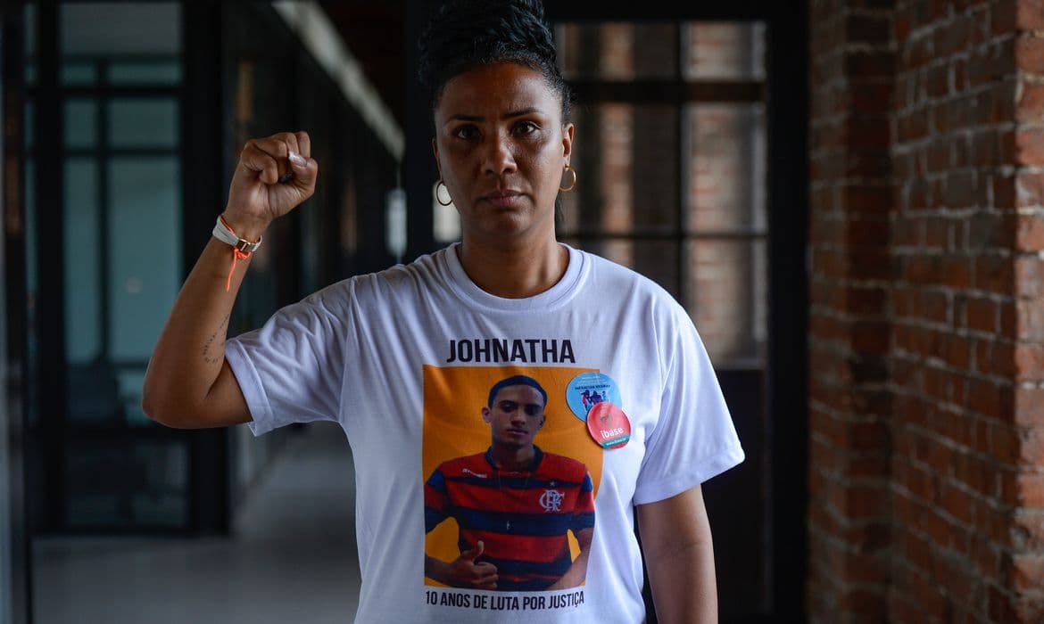 Mãe de vítima da polícia no RJ ganha prêmio internacional de direitos humanos