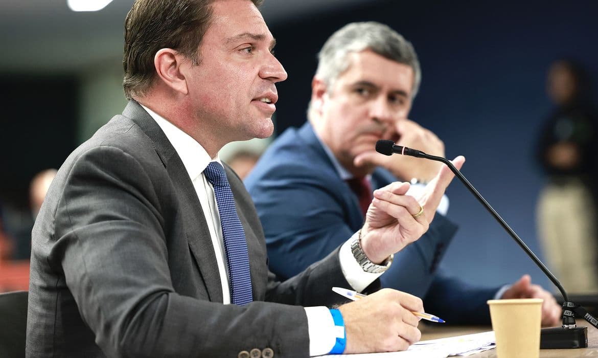 Moraes decreta prisão de Ramagem, flagrado em Miami apesar de proibição