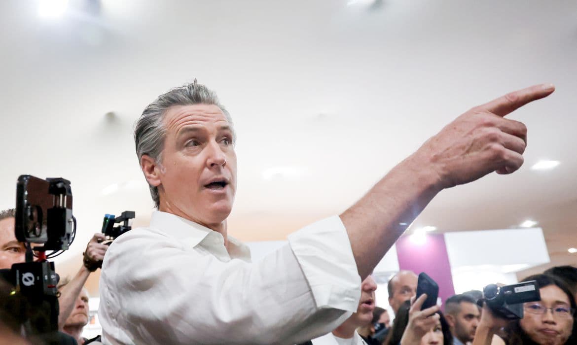 Newsom critica Trump na COP30 e sela acordo climático com o Pará