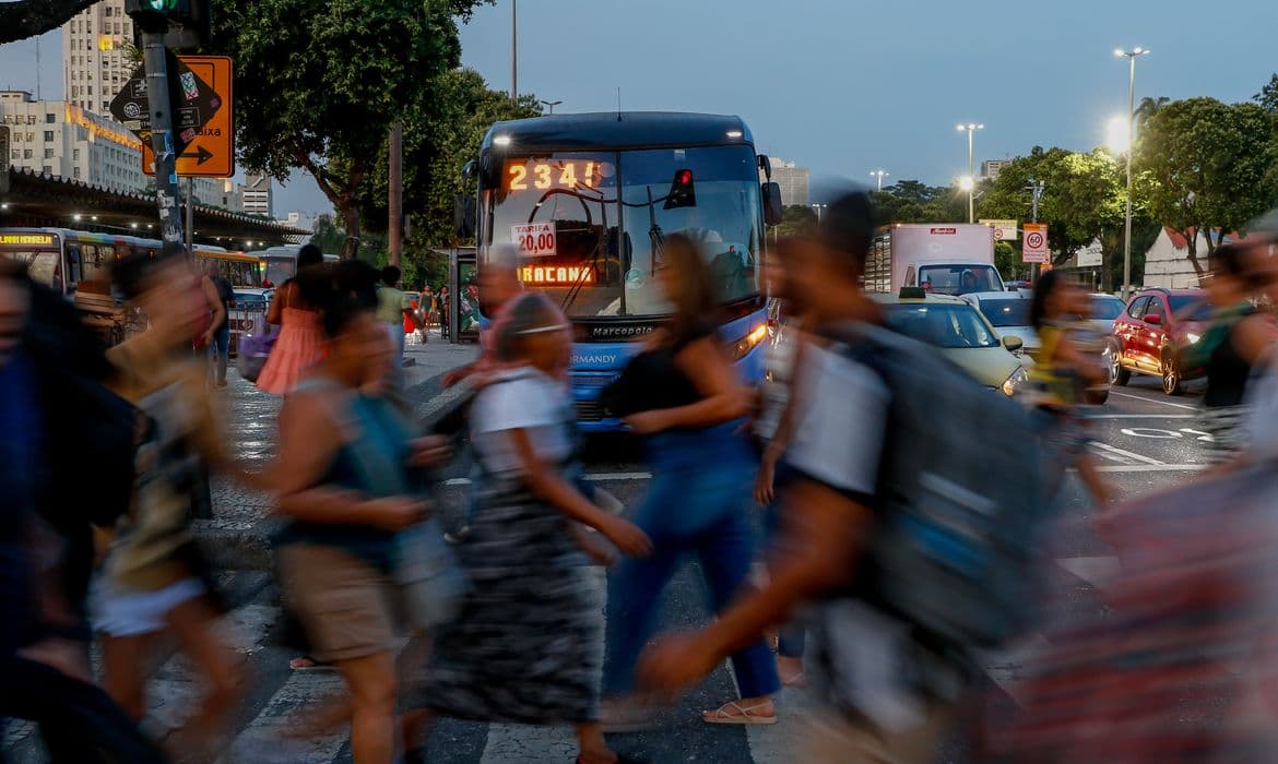 Salário de homens foi 15,8% maior que o de mulheres em 2023, diz IBGE