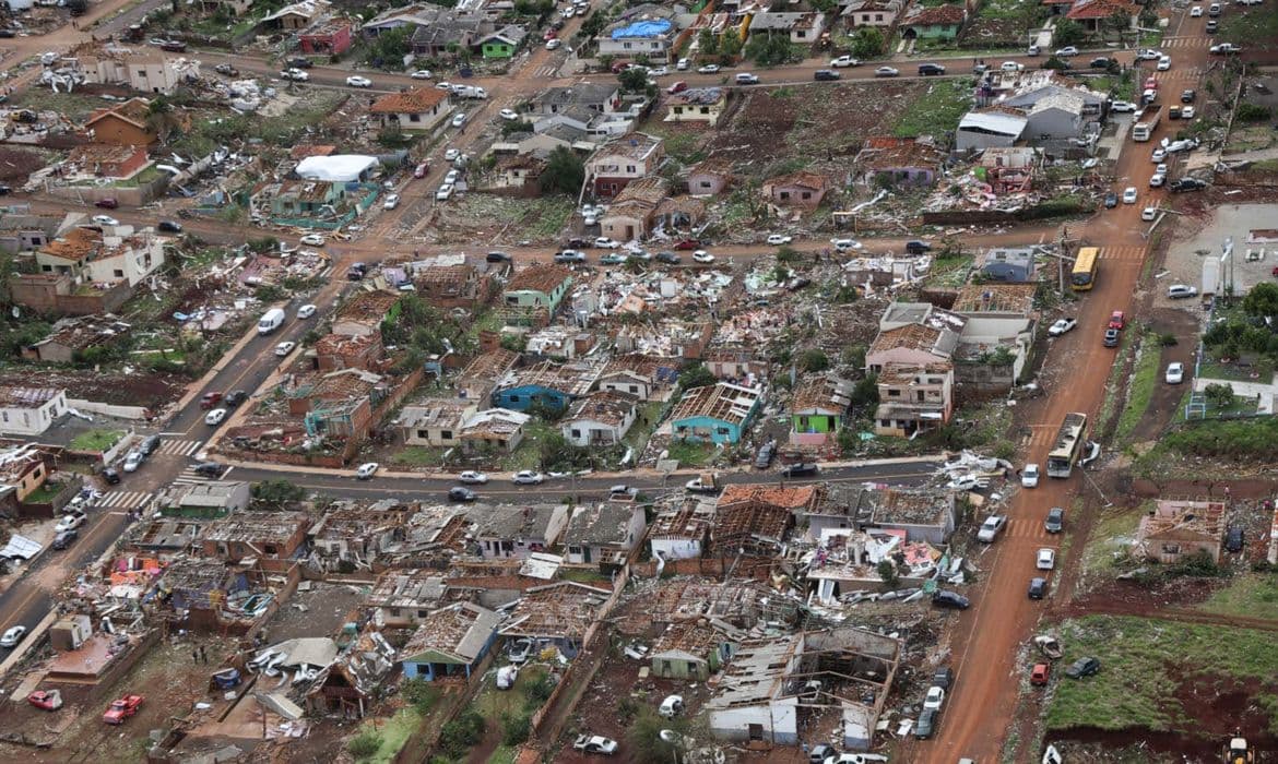 Tornado devasta Rio Bonito do Iguaçu (PR) e suspende o Enem