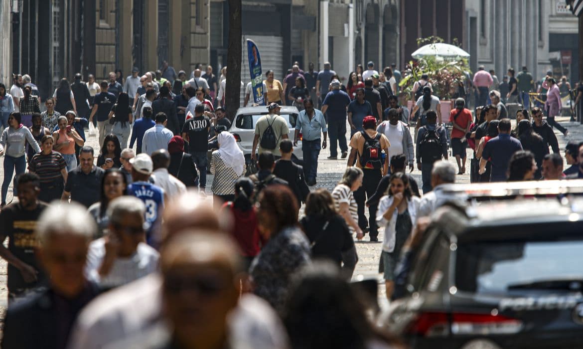 Brasil tem menor pobreza e desigualdade desde 2012; 8,6 milhões deixam a pobreza
