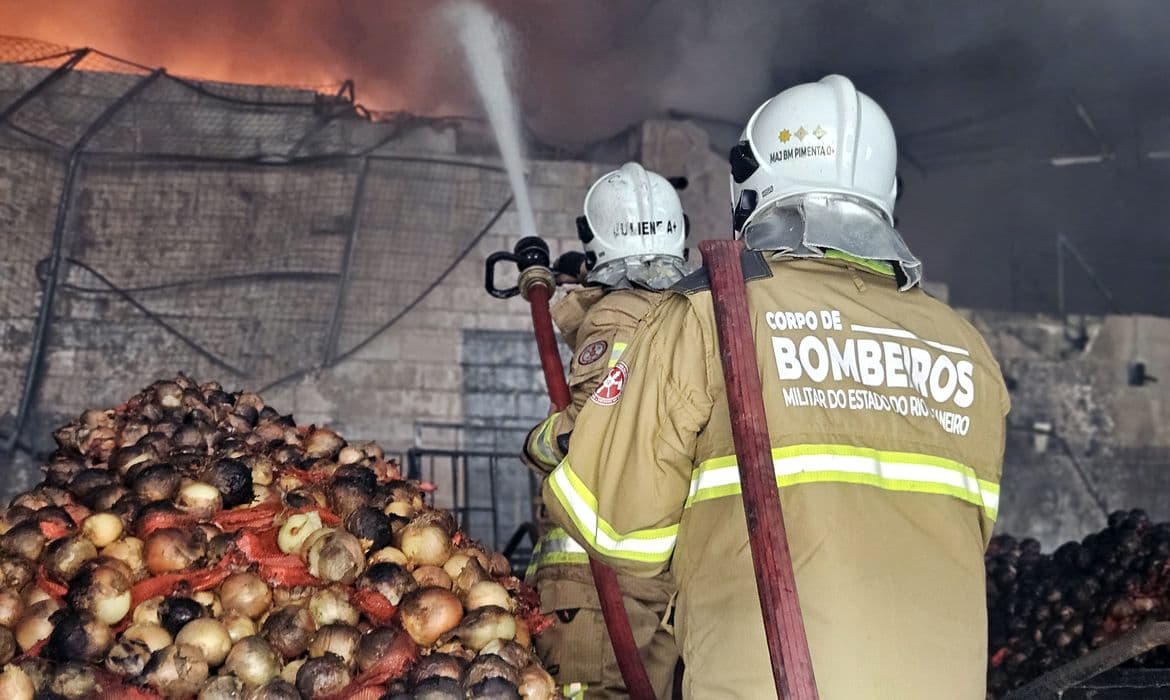 Forte incêndio atinge pavilhão da Ceasa Rio na madrugada; sem feridos