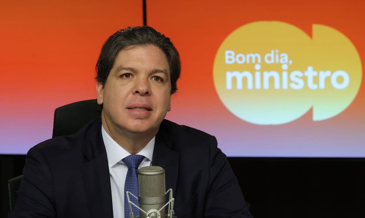 Governo garante 100% das escolas com internet até fim de 2026