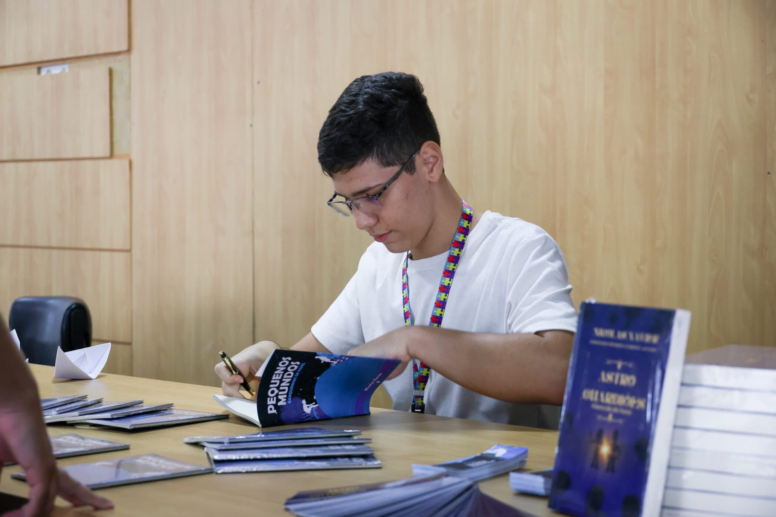 Jovem escritor com TEA, 18, lança segundo livro na Biblioteca Nacional de Brasília