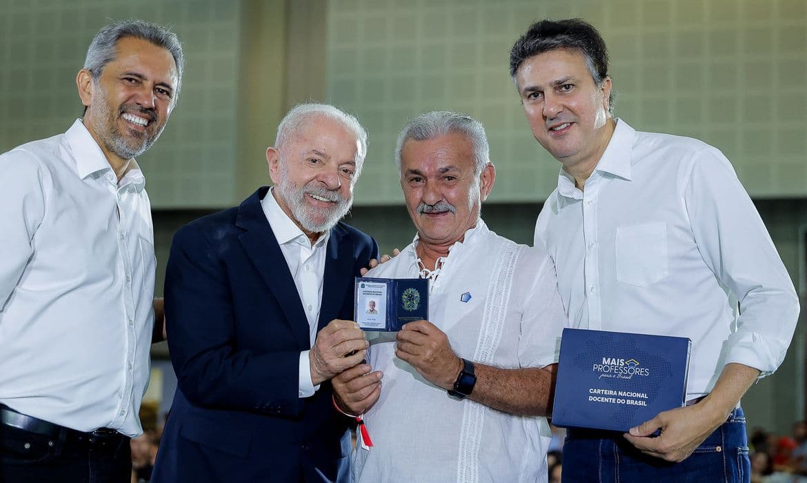 Lula entrega Carteiras Docentes com benefícios e avança obras do ITA no Ceará