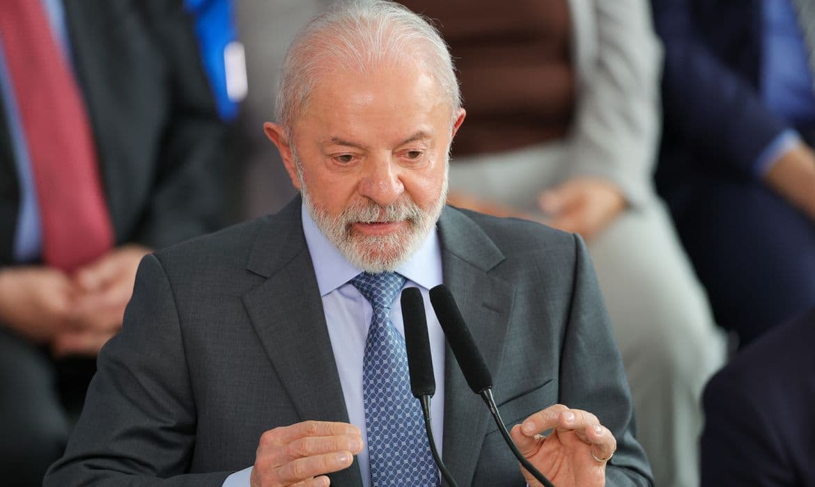 Lula minimiza polêmica de Messias no STF após Senado cancelar sabatina por falha do Executivo
