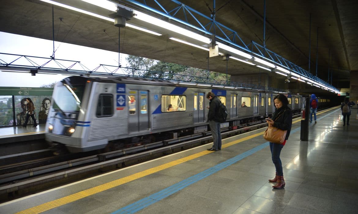 Metrô de SP: 4 linhas passam a operar 24h aos sábados em teste