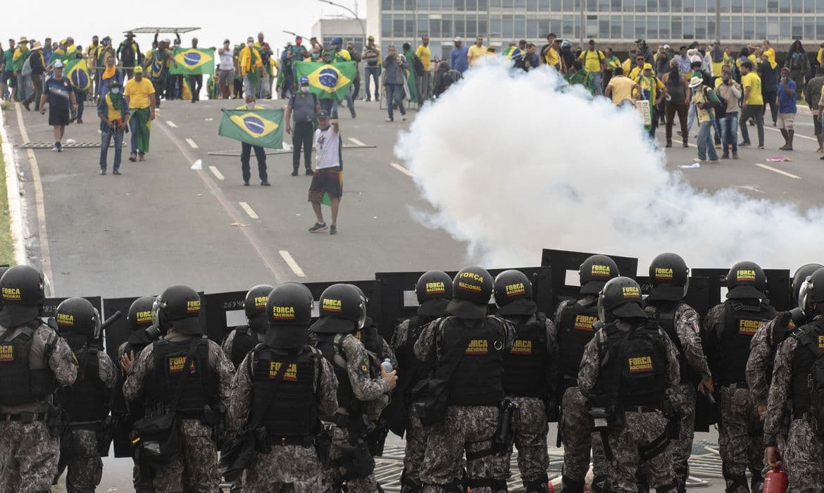 STF: Maioria condena 5 PMs do DF a 16 anos por omissão no 8/1