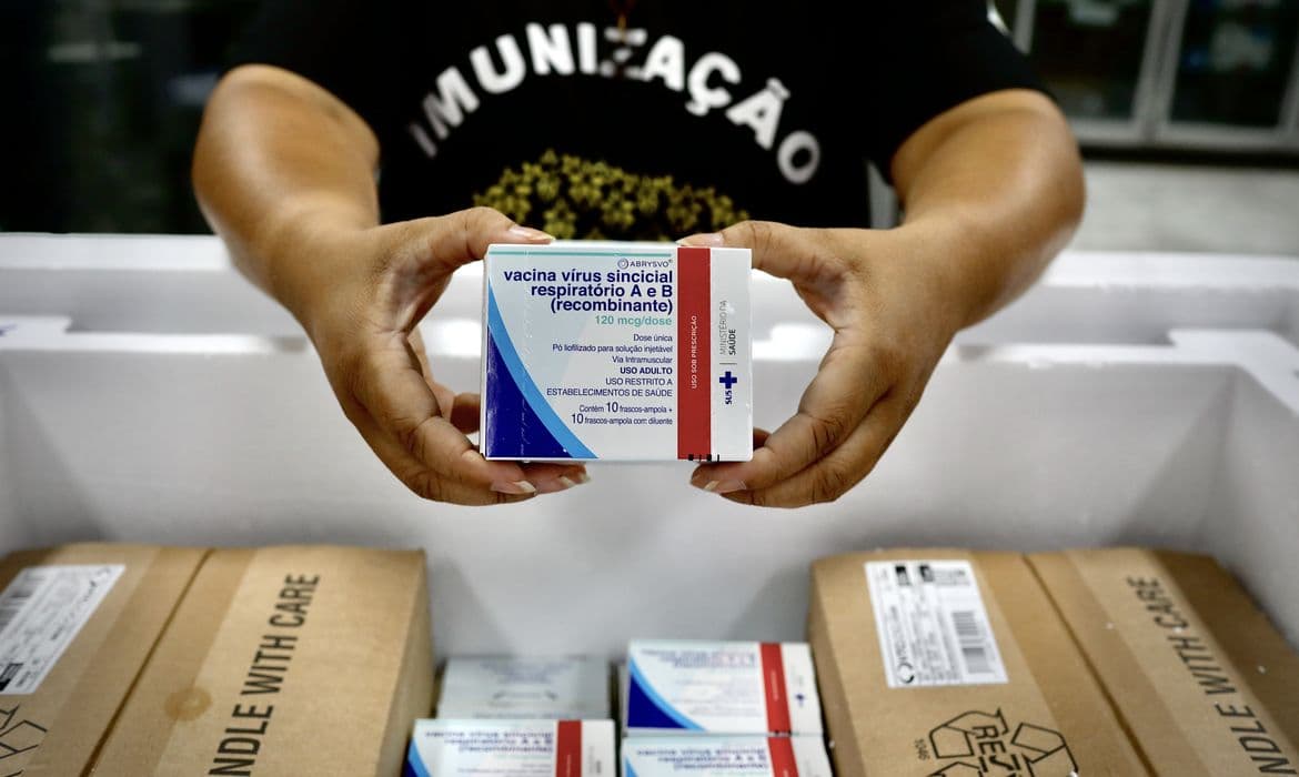 SUS distribui vacina VSR para gestantes protegerem bebês de bronquiolite