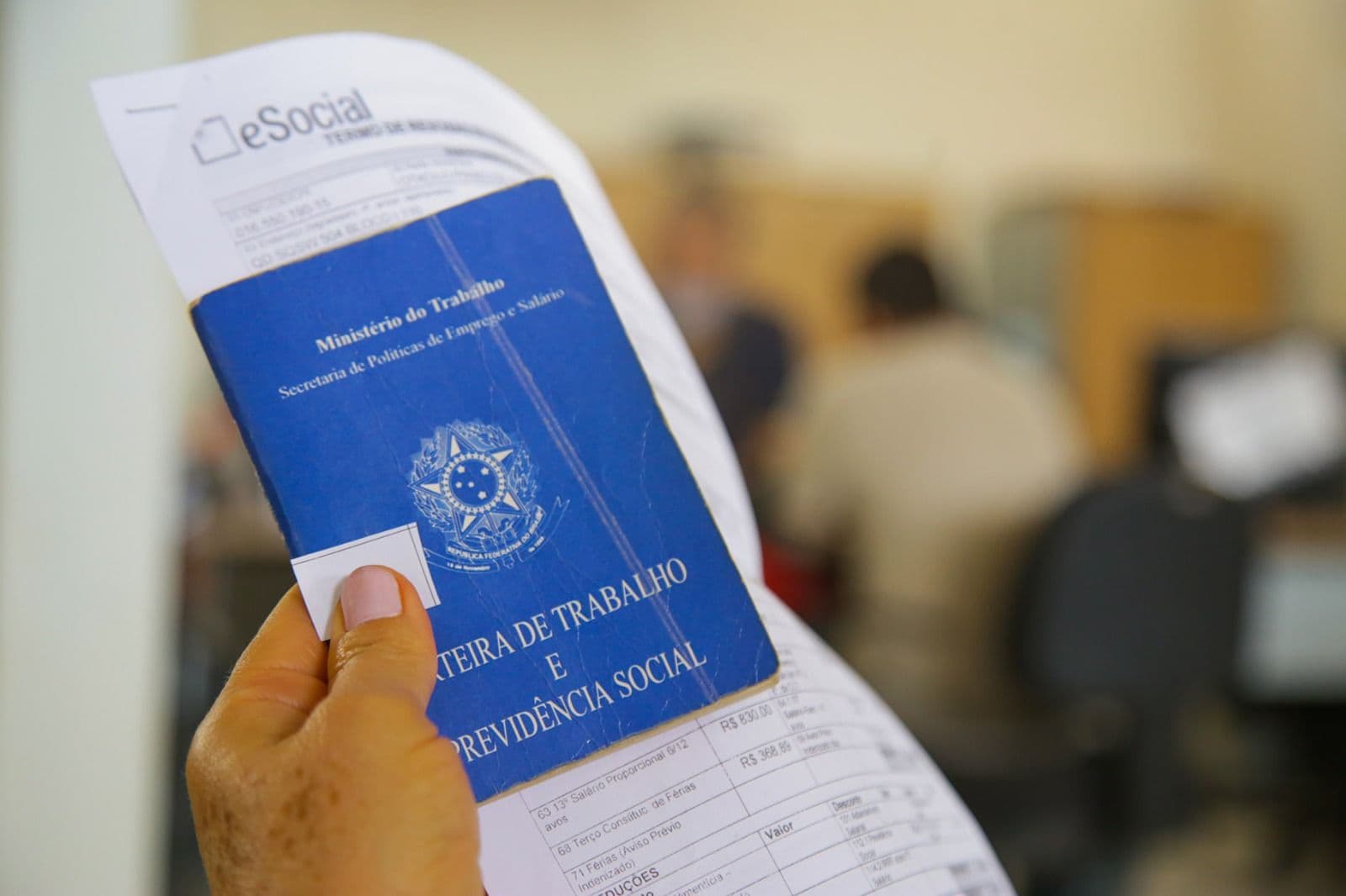 Agências do Trabalhador do DF Oferecem 821 Vagas com Salários de Até R$ 2,8 Mil