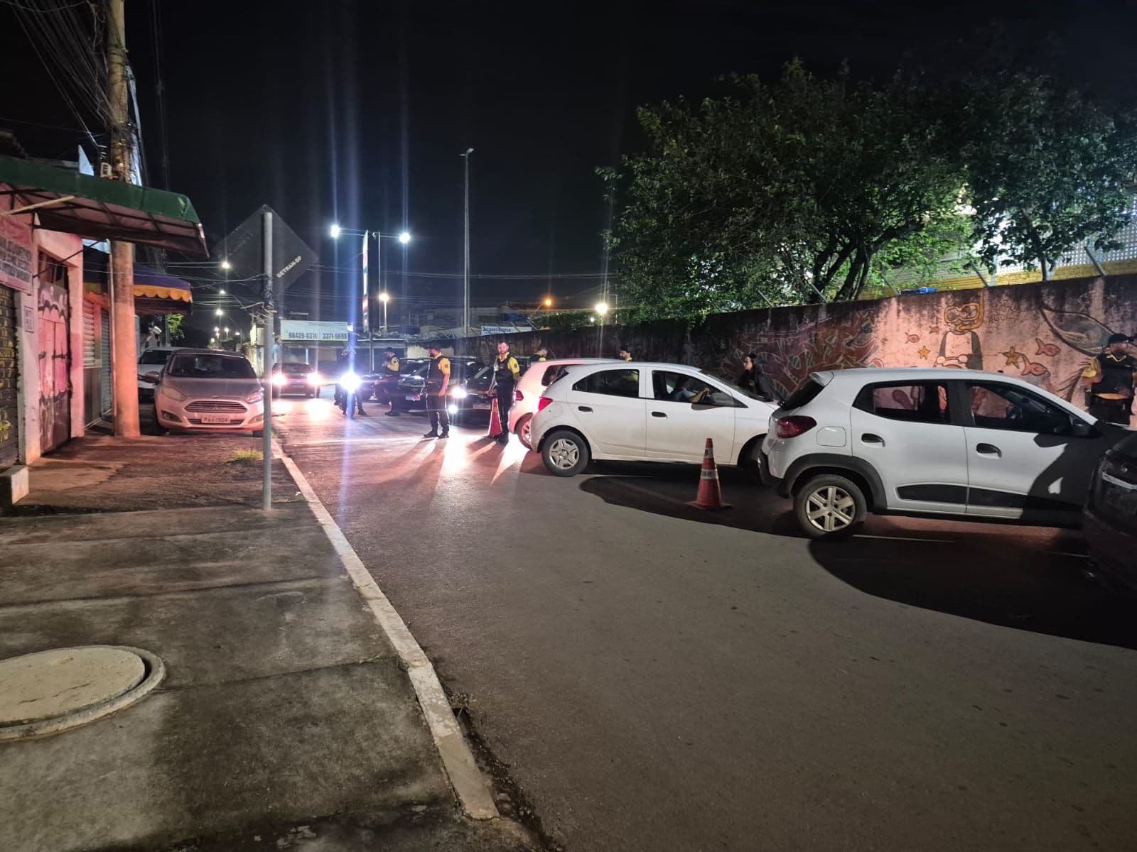 Detran-DF flagra 34 irregularidades e prende motoristas bêbados em blitz no Sol Nascente