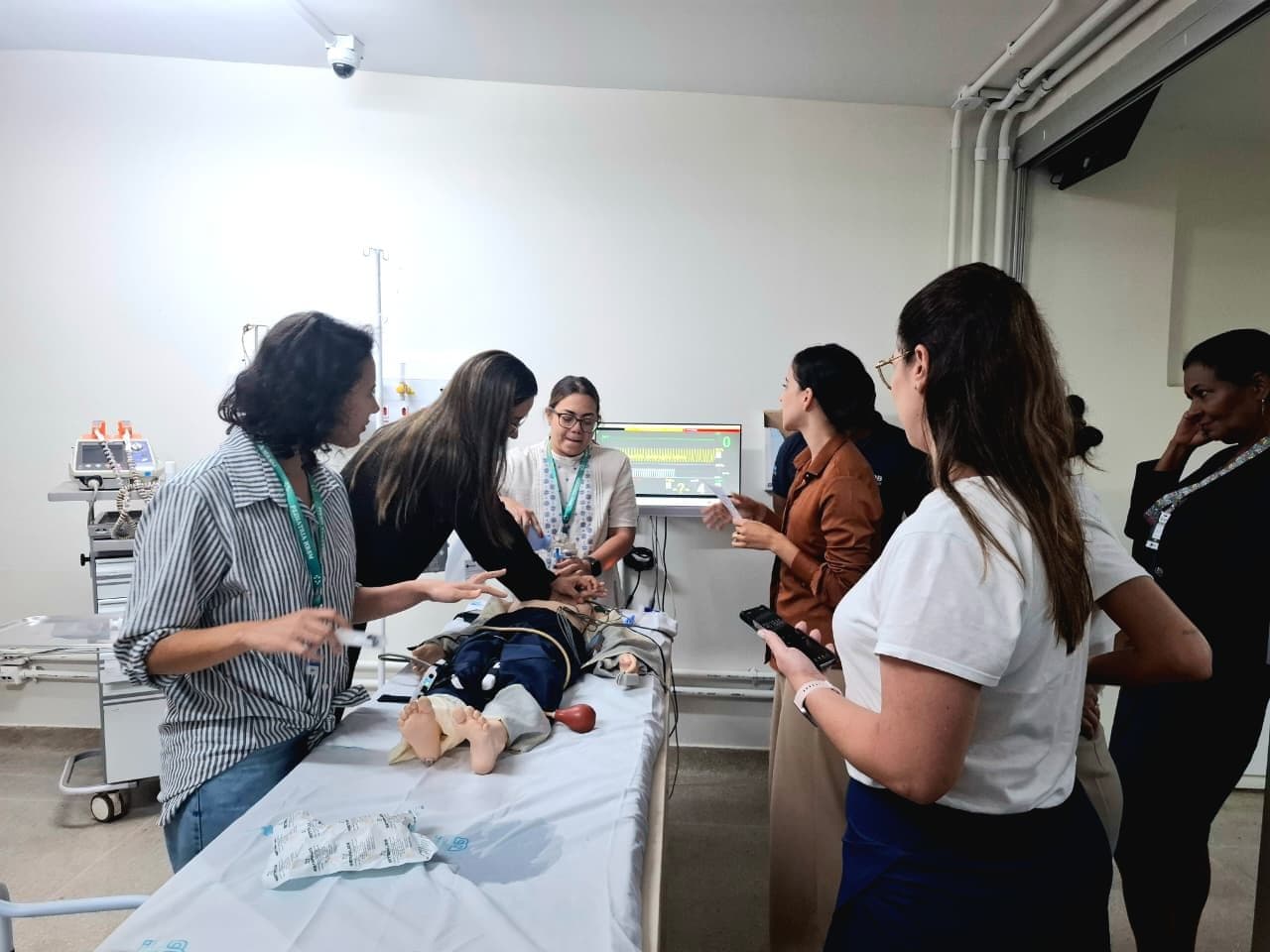HRSM reforça segurança pediátrica com treinamento focado em intubação e PCR