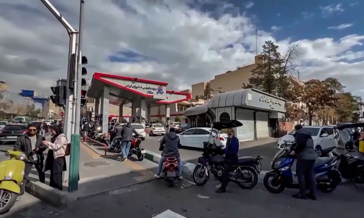Ataque dos EUA e Israel ao Irã provoca pânico e fuga em massa de civis