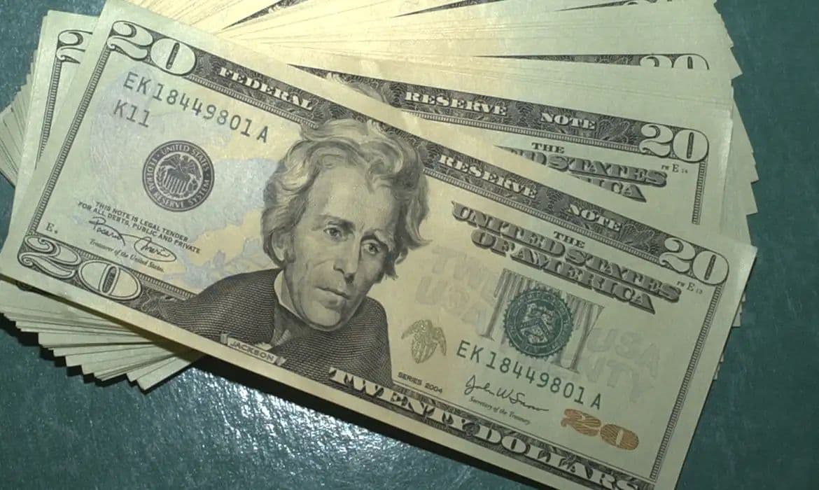 Dólar recua e Ibovespa sobe 3% na semana apesar de conflitos externos