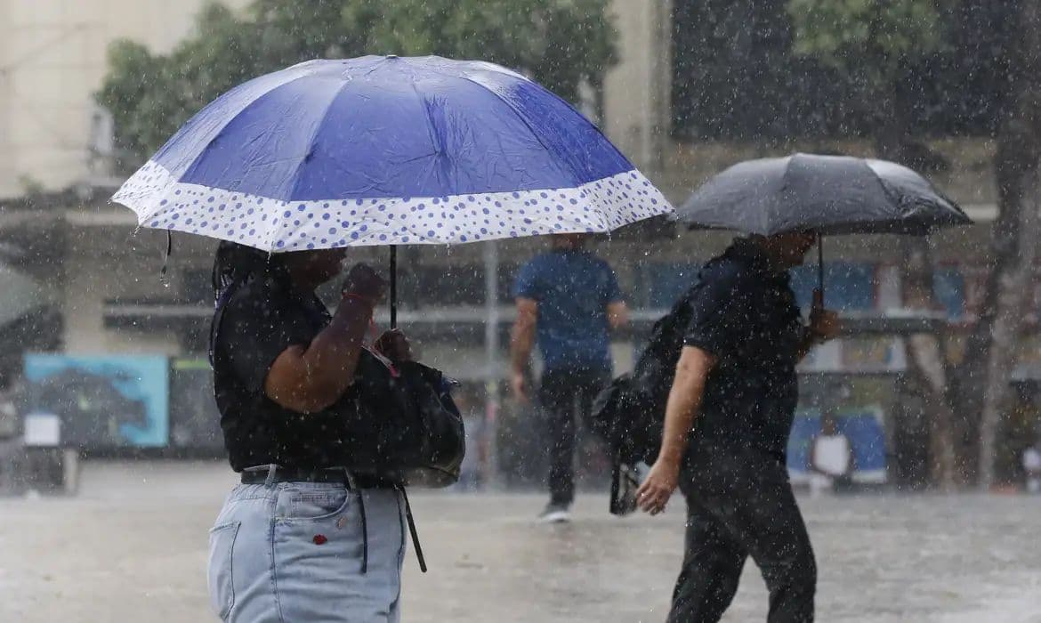 Inmet emite alerta laranja de chuvas intensas para 17 estados