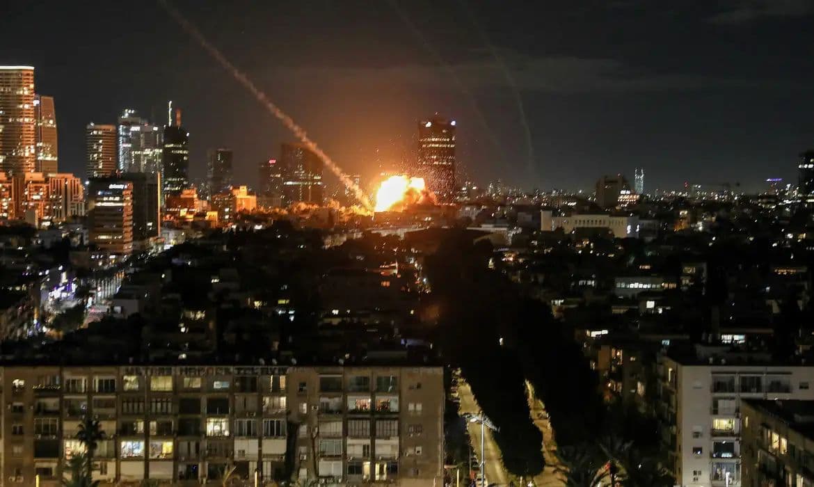 Irã ataca Israel com mísseis após declarações de Donald Trump