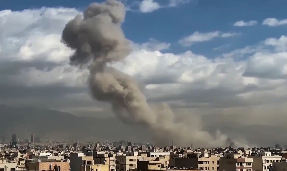 Israel e EUA lançam ataque massivo contra o Irã com 200 caças e 500 alvos