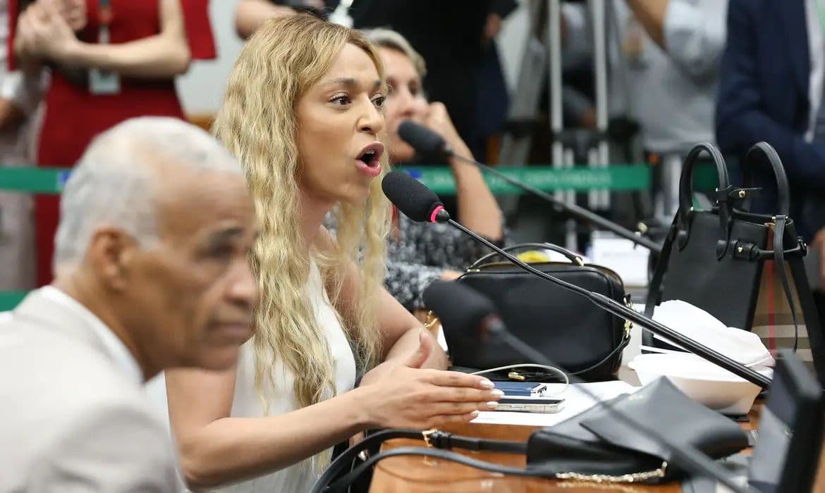 MPF processa Ratinho e SBT por falas transfóbicas contra Erika Hilton