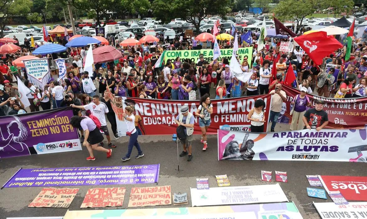“Parem de nos matar”: Mulheres protestam contra feminicídio e escala 6×1 em Brasília