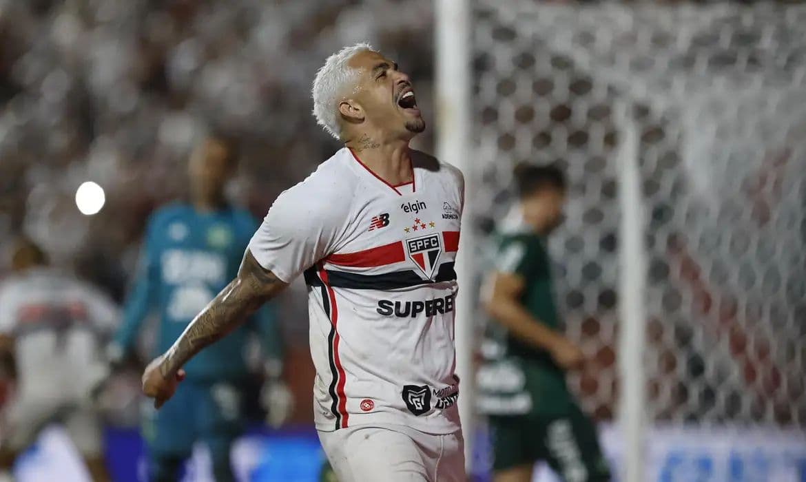 São Paulo assume liderança do Brasileirão após vencer Chapecoense