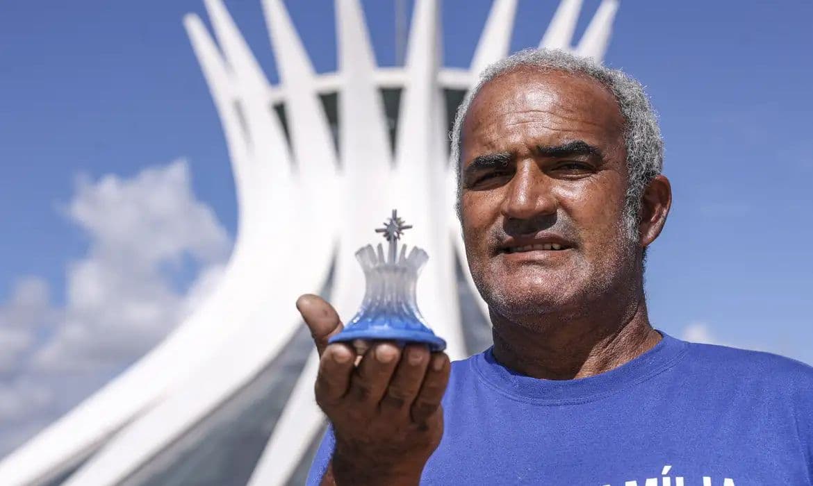 Artesão transforma monumentos de Brasília em miniaturas de resina